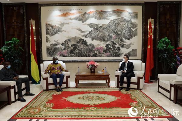朱憬临时代办会见加纳副总统办公室主任奥古斯汀（驻加纳使馆供图）