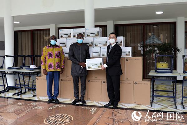 驻加纳使馆向加纳西北省中学捐赠教学设备（驻加纳使馆供图）