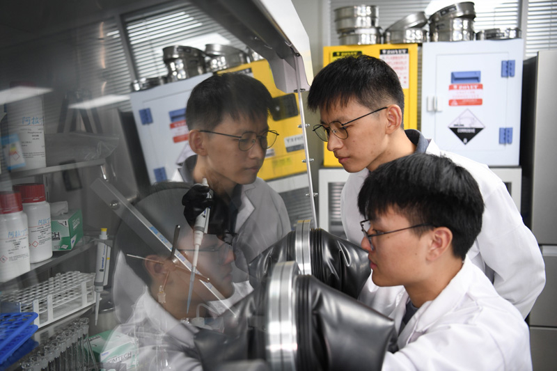 2022年10月19日,中国科学技术大学地球和空间科学学院研究员、青年教师郝记华(后)在实验室与学生交流。