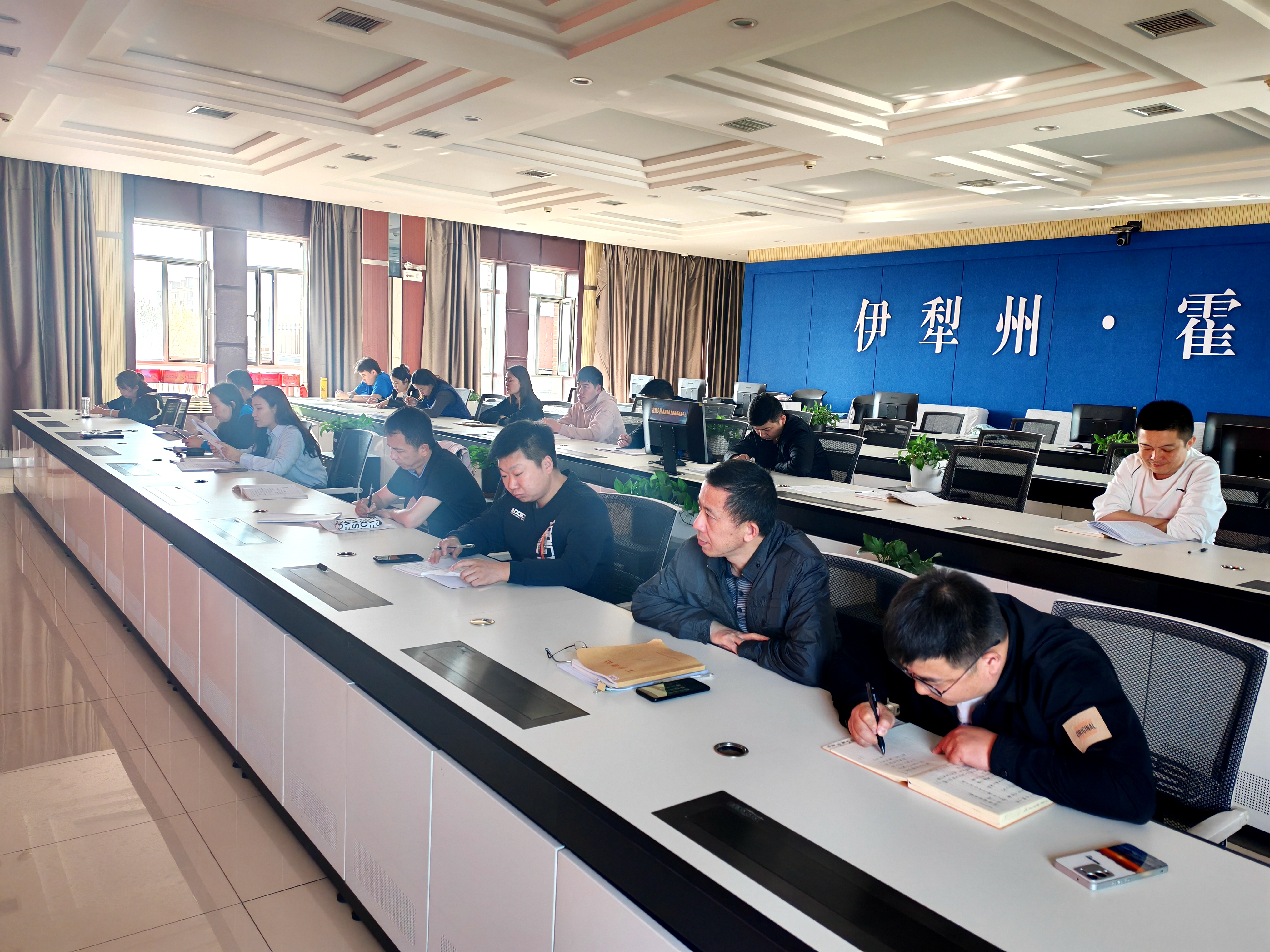 全体党员干部集中学习现场.jpg